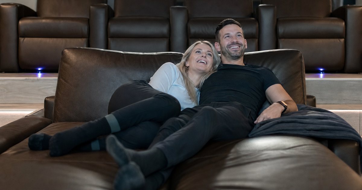 When should a front row use loveseats or chaises instead of individual recliners?